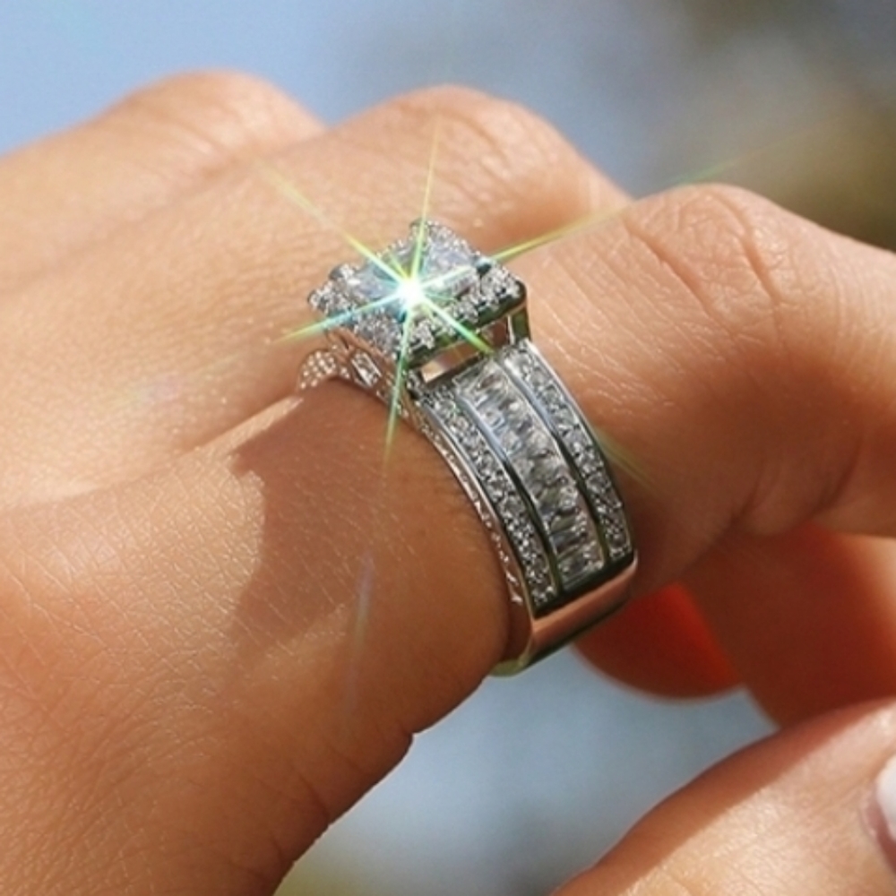 GORGEOUS ENGAGEMENT PARTY  RING - Picture 3 of 3